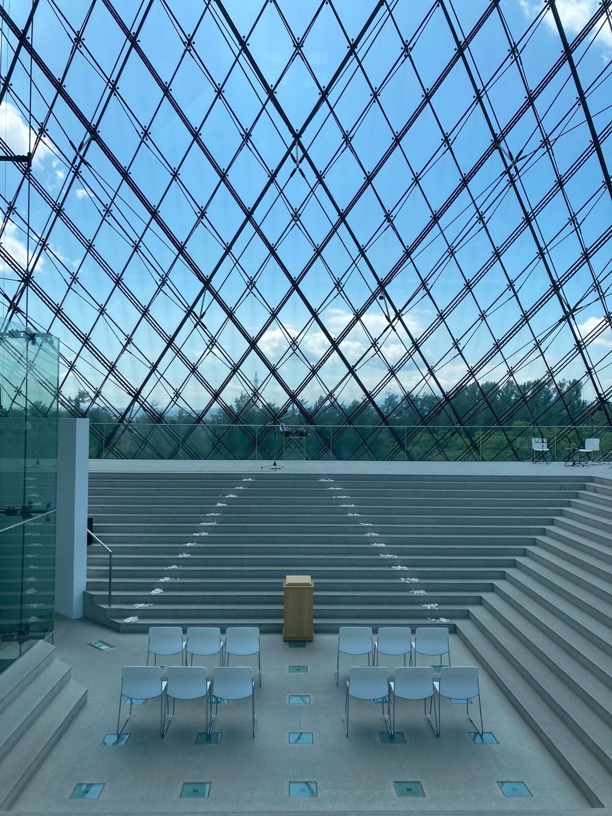 モエレ沼公園に行ってみた。結婚式を挙げていました。