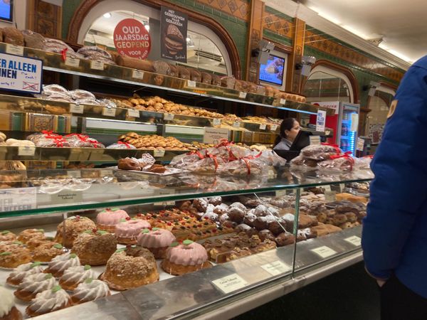 オランダ・アムステルダム「オランダ美味しいもの食べ尽くす旅」の写真：朝ごはんに地元ベーカリーのアップルドーナ...