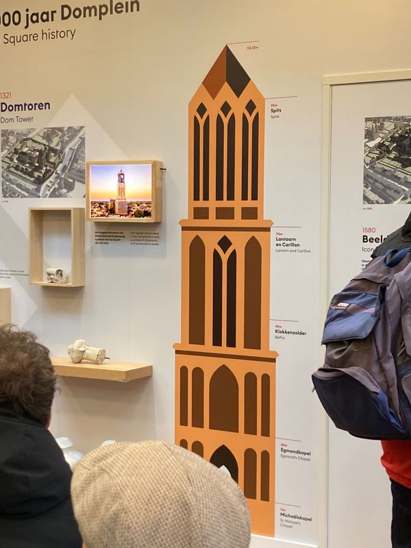 オランダ・アムステルダム「オランダ美味しいもの食べ尽くす旅」の写真：ユトレヒトのドム塔

人、1人分の幅の階...