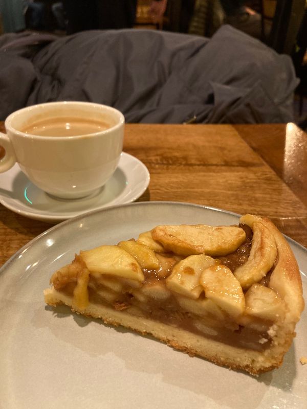 オランダ・アムステルダム「オランダ美味しいもの食べ尽くす旅」の写真：いつかの朝ごはんのアップルパイ🍎
これで...