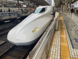 東京駅の新幹線18番19番ホームにある新幹線開業記念碑。今年は開業60周年...