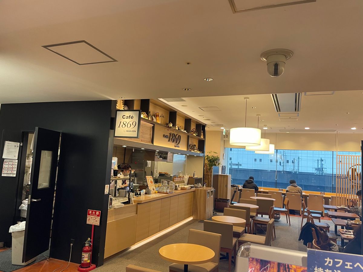 オアゾにある丸善の三階にあるカフェ。窓際の席からは行き交う電車を眺めること...