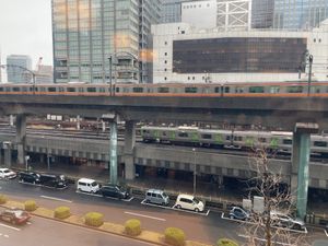 オアゾにある丸善の三階にあるカフェ。窓際の席からは行き交う電車を眺めること...