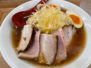 八丁堀にあるラーメン屋「麺や七彩」自家製の手打ち麺、オーダーに応じて都度手...