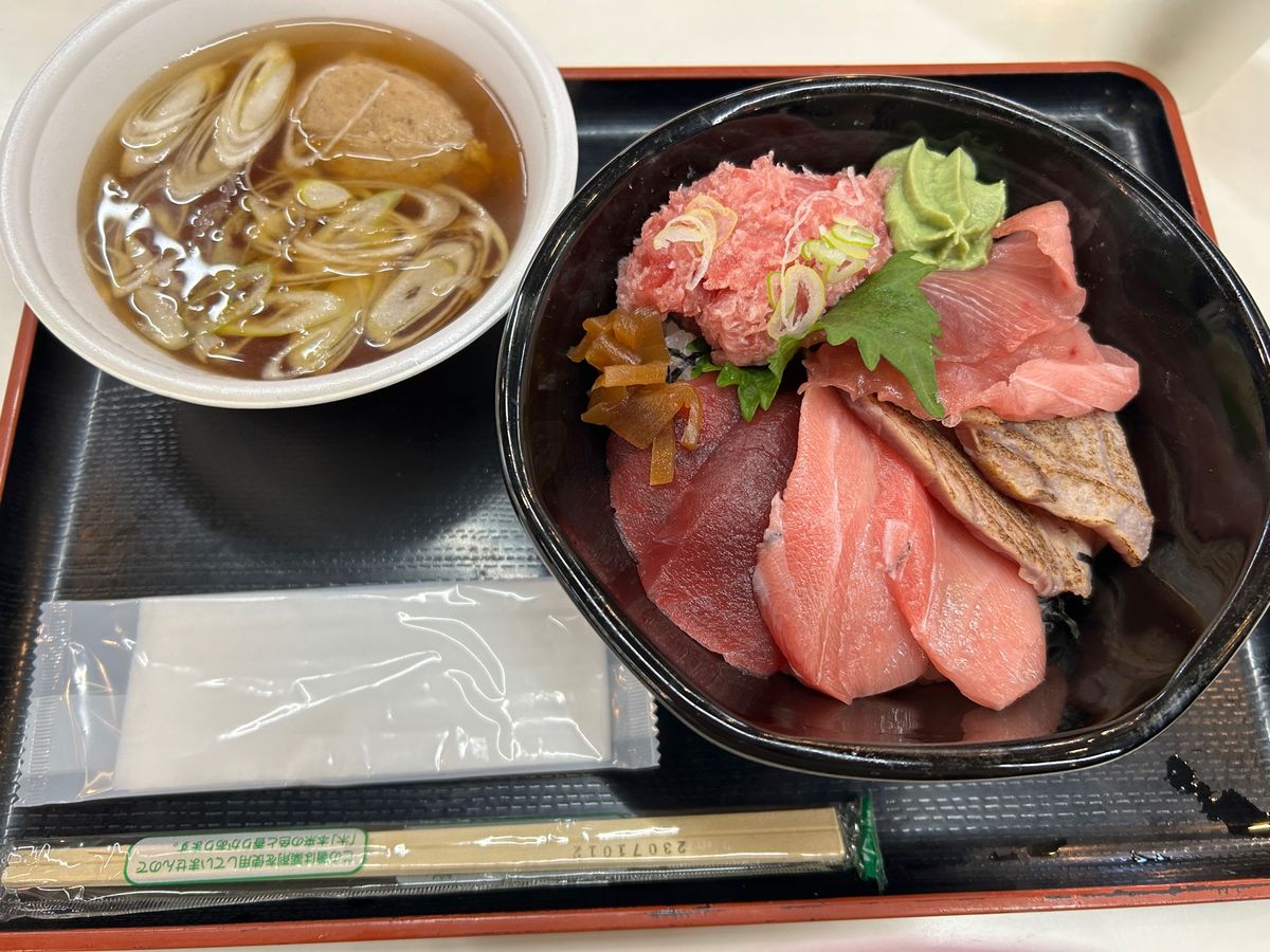 松島②
市場で食べるまぐろ丼美味しかった！
紅葉もちょうど綺麗な季節🍁