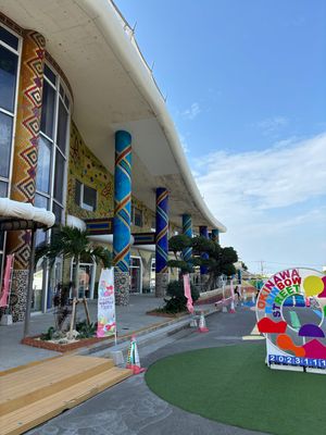 「琉球ガラス村」
ガラス製作体験をしました！
