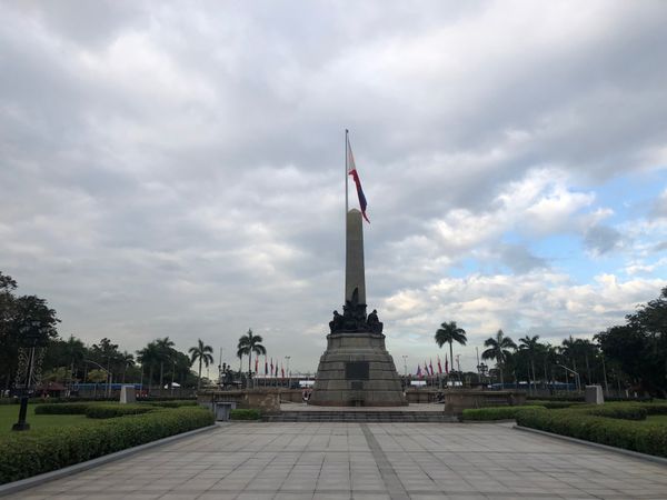 フィリピン・マニラ「2024.01MNL」の写真：ホテルに荷物を置いて、電車に乗ってトゥト...