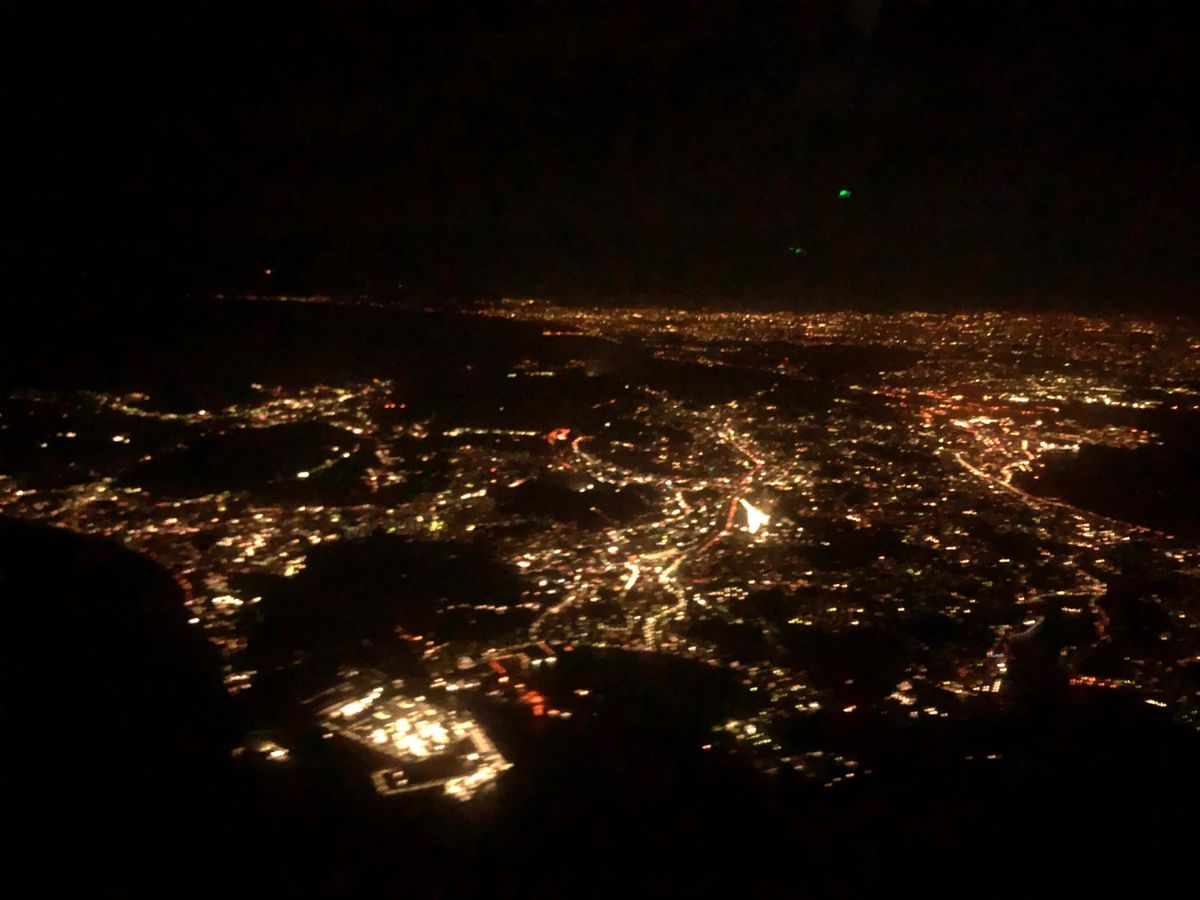 写真撮りたいので、ドリンクとmealはいただきました
とはいえ、こんな夜中...