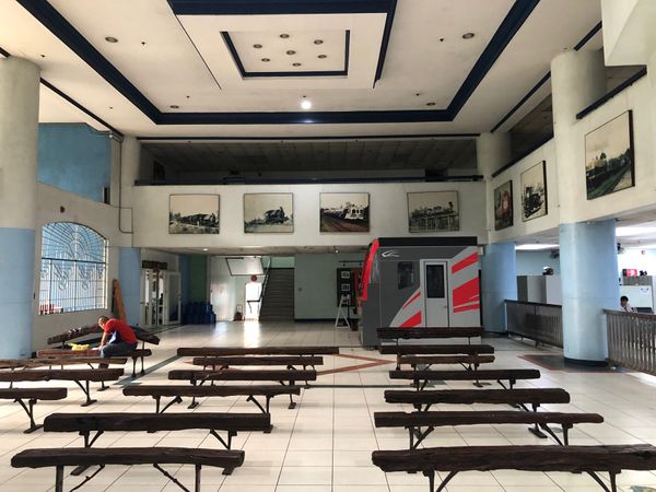 フィリピン・マニラ「2024.01MNL」の写真：駅の中に入ったらなんかいるよ

日本のJ...