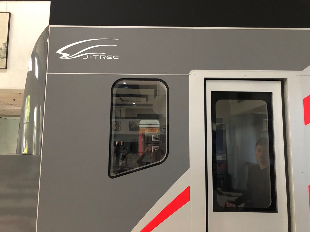 駅の中に入ったらなんかいるよ

日本のJ-TRECの電車のモックアップがあ...