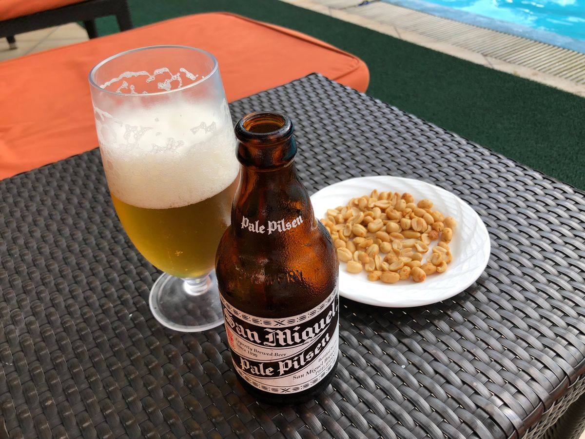 列車も乗ったのでホテルのプールでひととき
サンミゲルを頼みまして、至福のひととき