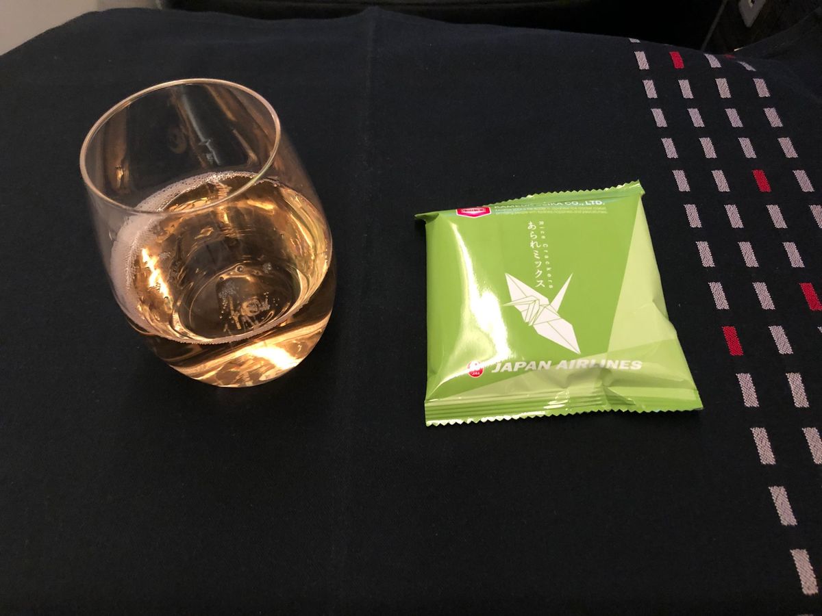 写真撮りたいので、ドリンクとmealはいただきました
とはいえ、こんな夜中...