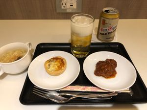 ホテルの部屋でのんびりしたあとは、チェックイン開始時刻を狙って空港へ

マ...