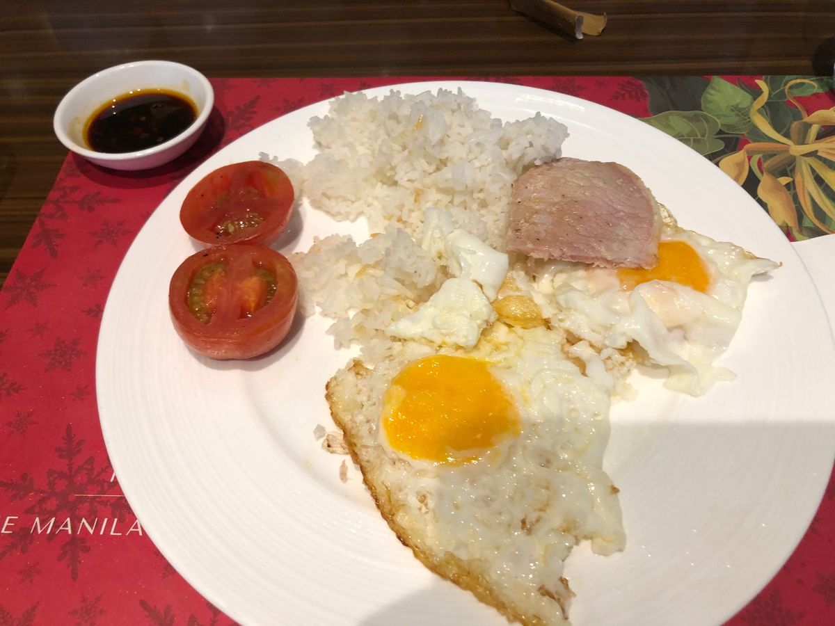マニラホテルの朝ごはん
広いし色々ありますが、ごった返して食べ物を取るとに...