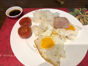 マニラホテルの朝ごはん
広いし色々ありますが、ごった返して食べ物を取るとに...