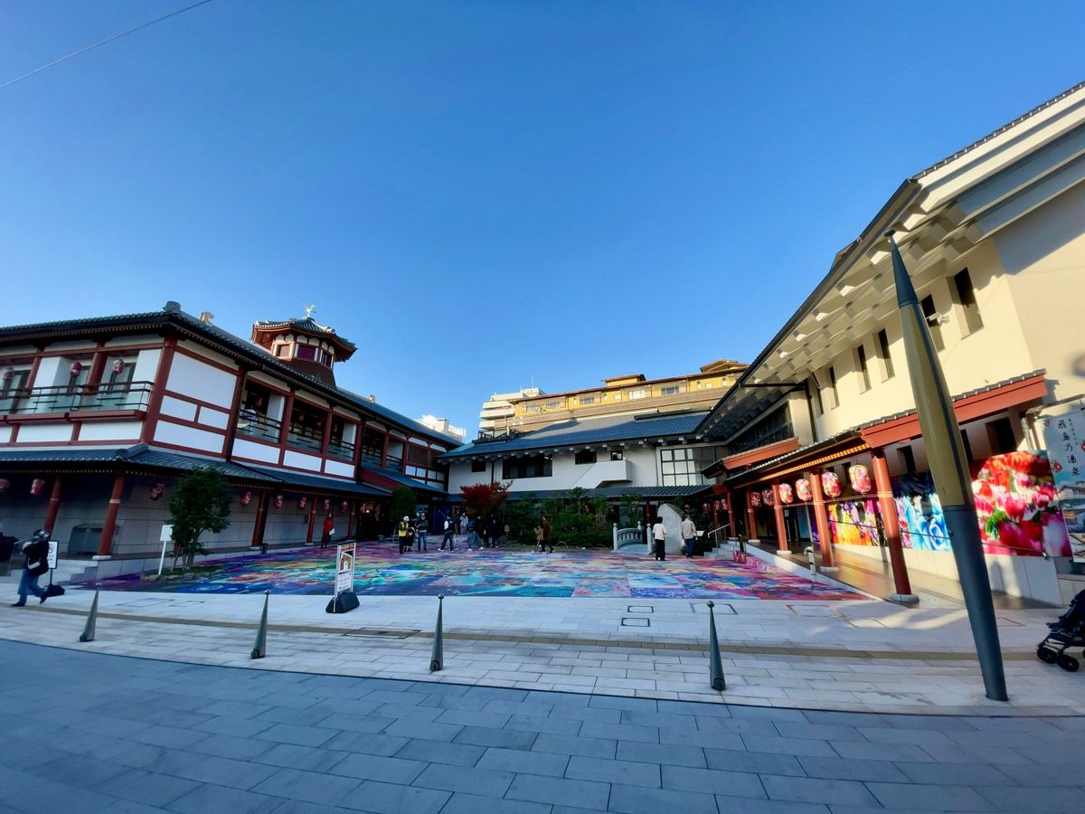 ライトアップも綺麗な別館飛鳥乃湯泉
蜷川実花さんの作品が展示されている