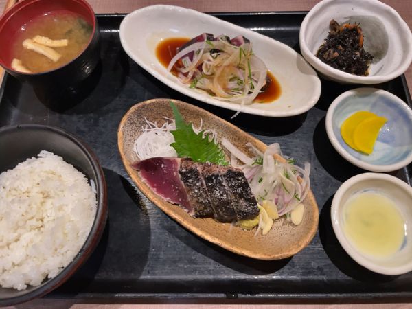 日本・徳島県「四国一周旅行3泊4日」の写真：3日目　夕食　藁焼き鰹たたき

たれと塩...