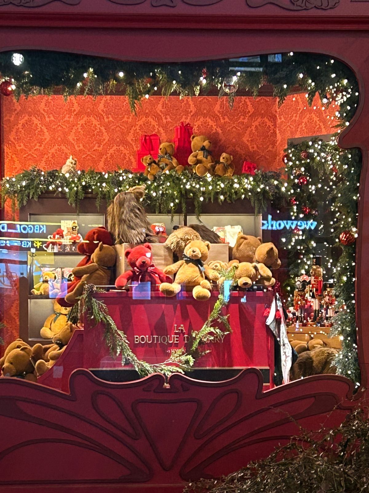 ヒュンダイ百貨店がホテルから近かったので、見に行きました。