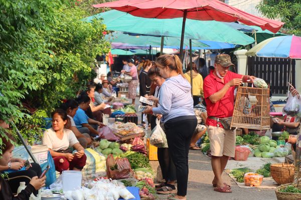 ラオス人民民主共和国・ルアンパバーン「カンボジア&ラオス旅🇰🇭🇱🇦」の写真：そしてモーニングマーケットへ。
この活気...