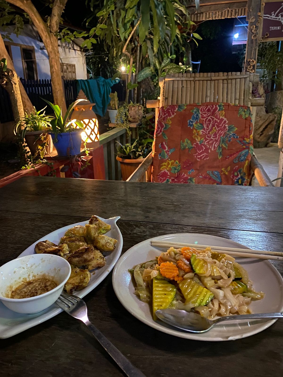 バンガローから夕陽が沈むのを見届けてから夜の街をフラフラと。見るところはメ...