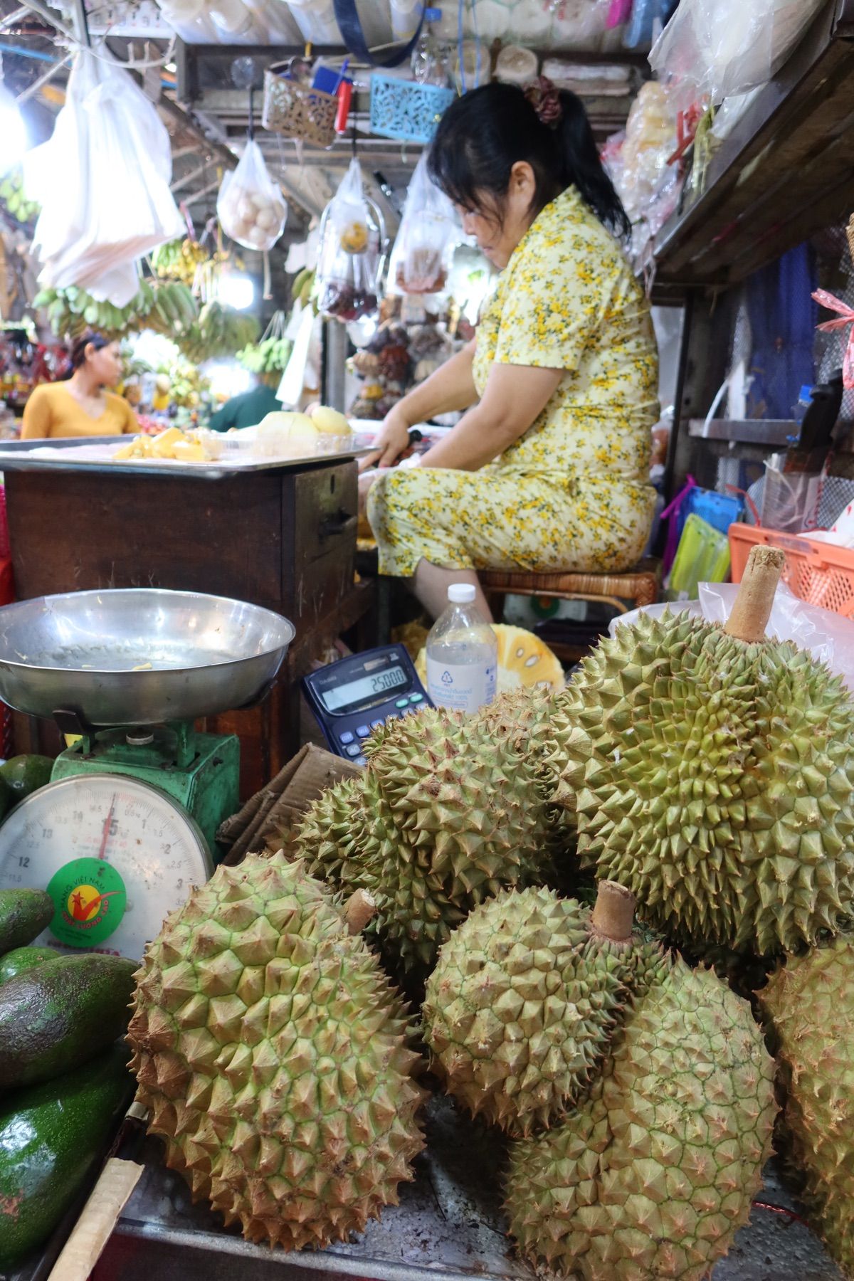 何度も通い詰めたボンケンコン市場。
ドリアンを初めて食べた。これは美味しい...