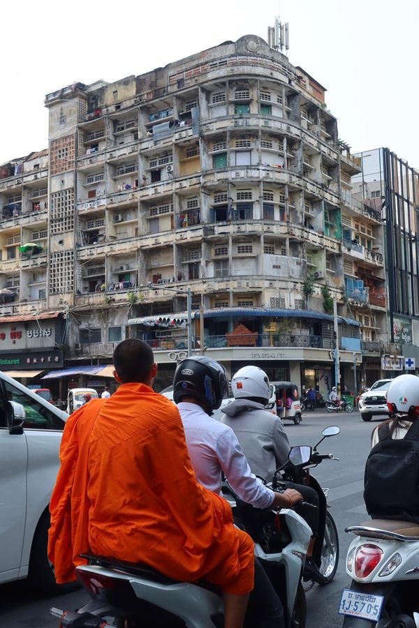 ラオス人民民主共和国・ルアンパバーン「カンボジア&ラオス旅🇰🇭🇱🇦」の写真：プノンペンの街並み2
電線はやはりここも...