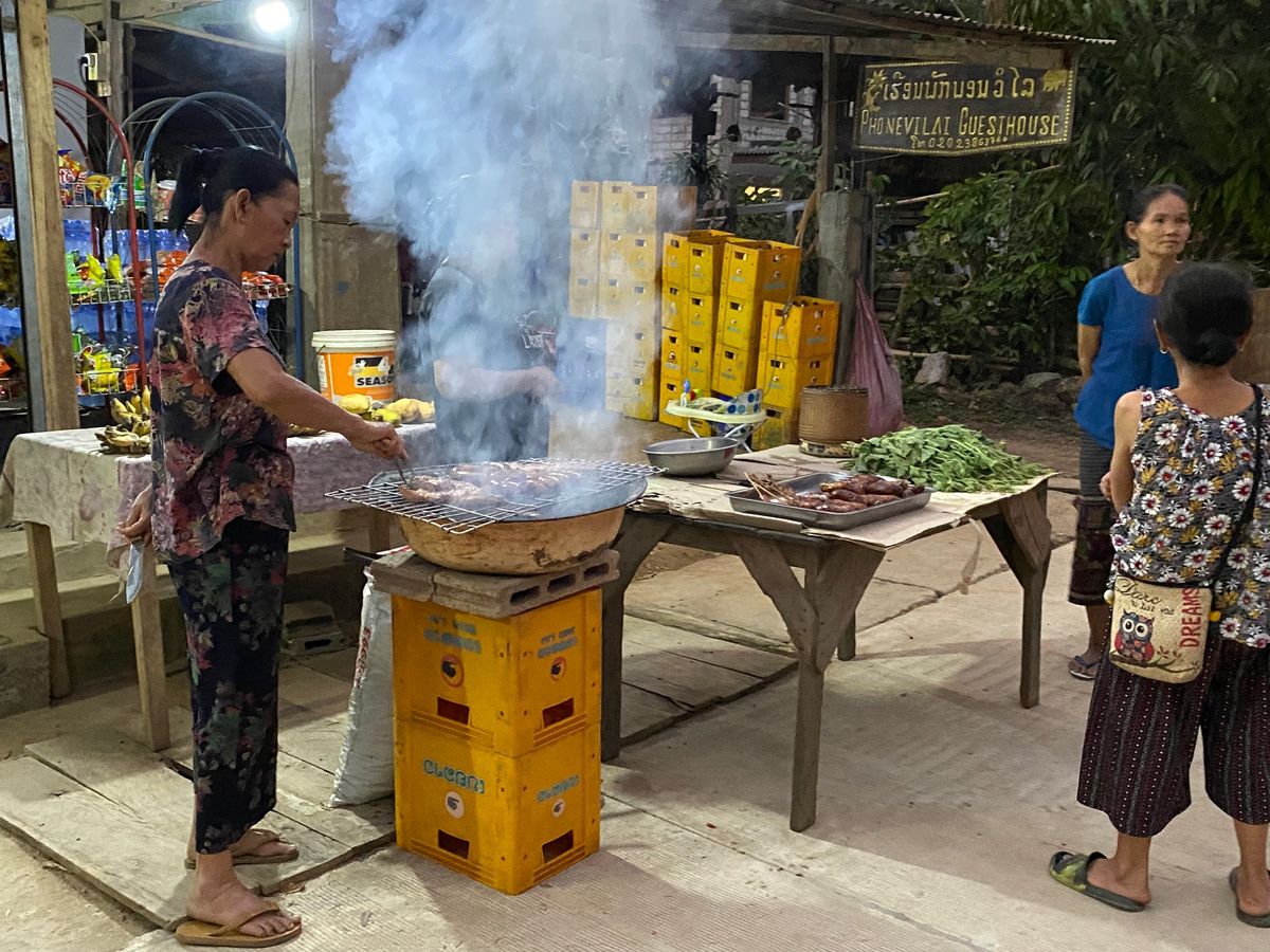 バンガローから夕陽が沈むのを見届けてから夜の街をフラフラと。見るところはメ...