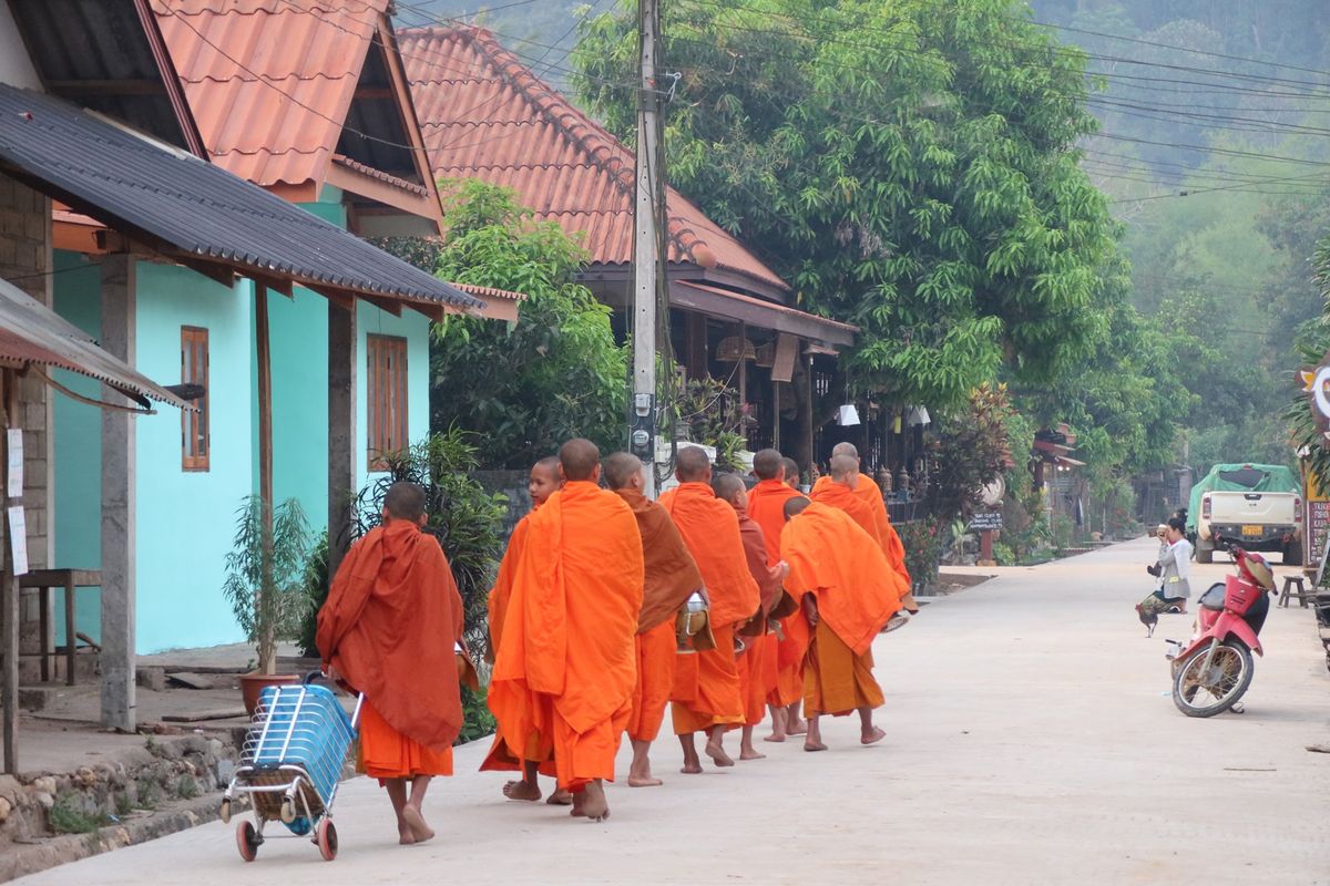 ムアンゴイの朝。
ルアンパバーンとは違う托鉢の風景。
