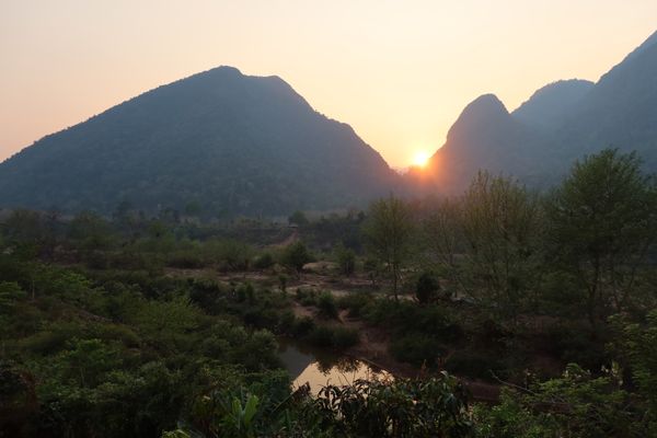 ラオス人民民主共和国・ルアンパバーン「カンボジア&ラオス旅🇰🇭🇱🇦」の写真：バンガローから夕陽が沈むのを見届けてから...