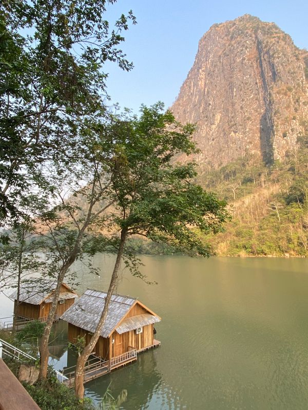 ラオス人民民主共和国・ルアンパバーン「カンボジア&ラオス旅🇰🇭🇱🇦」の写真：ノーンキャウではメコン川に浮かぶヴィラに...