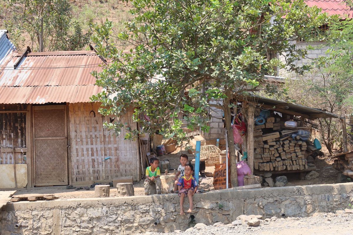 ルアンパバーンに一泊した後、クーラー無しのミニバンに13人乗ってノーンキャ...