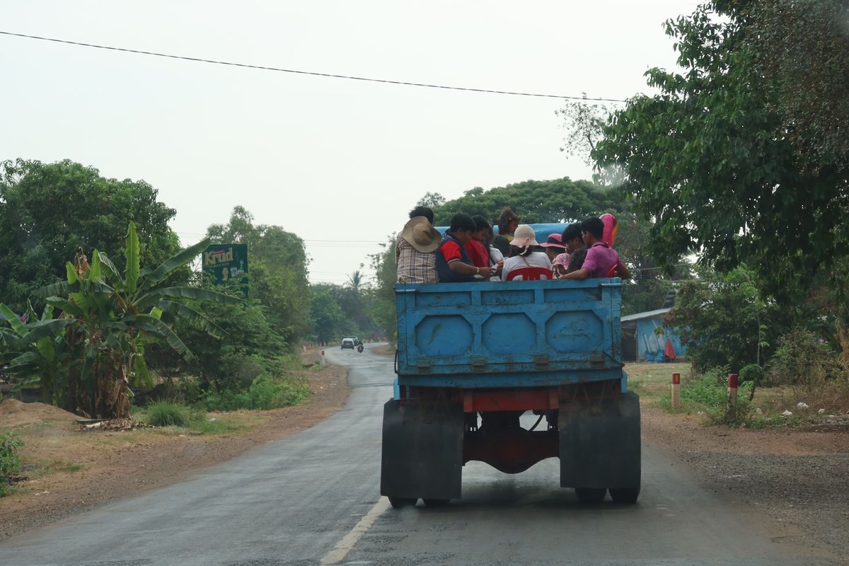 シェムリアップからプレアヴィヒアまでは片道約4時間。道中は日本では見ること...
