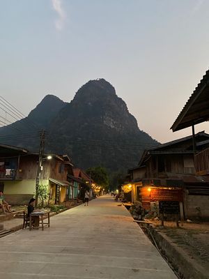 バンガローから夕陽が沈むのを見届けてから夜の街をフラフラと。見るところはメ...