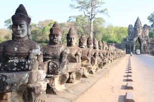 シェムリアップ2日目はアンコール遺跡群巡り。アンコールワットはサンライズが...