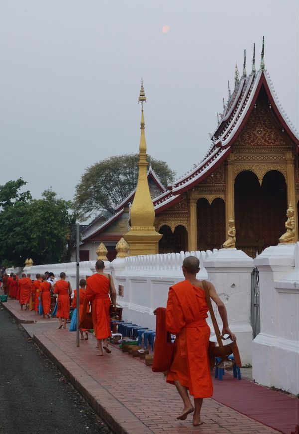 ラオス人民民主共和国・ルアンパバーン「カンボジア&ラオス旅🇰🇭🇱🇦」の写真：ノーンキャウからまた定員オーバーのバンに...