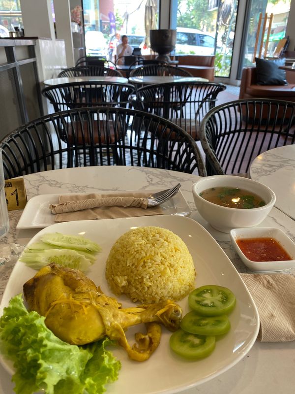 ラオス人民民主共和国・ルアンパバーン「カンボジア&ラオス旅🇰🇭🇱🇦」の写真：プノンペンで食べたもの
⑤カオマンガイ的...