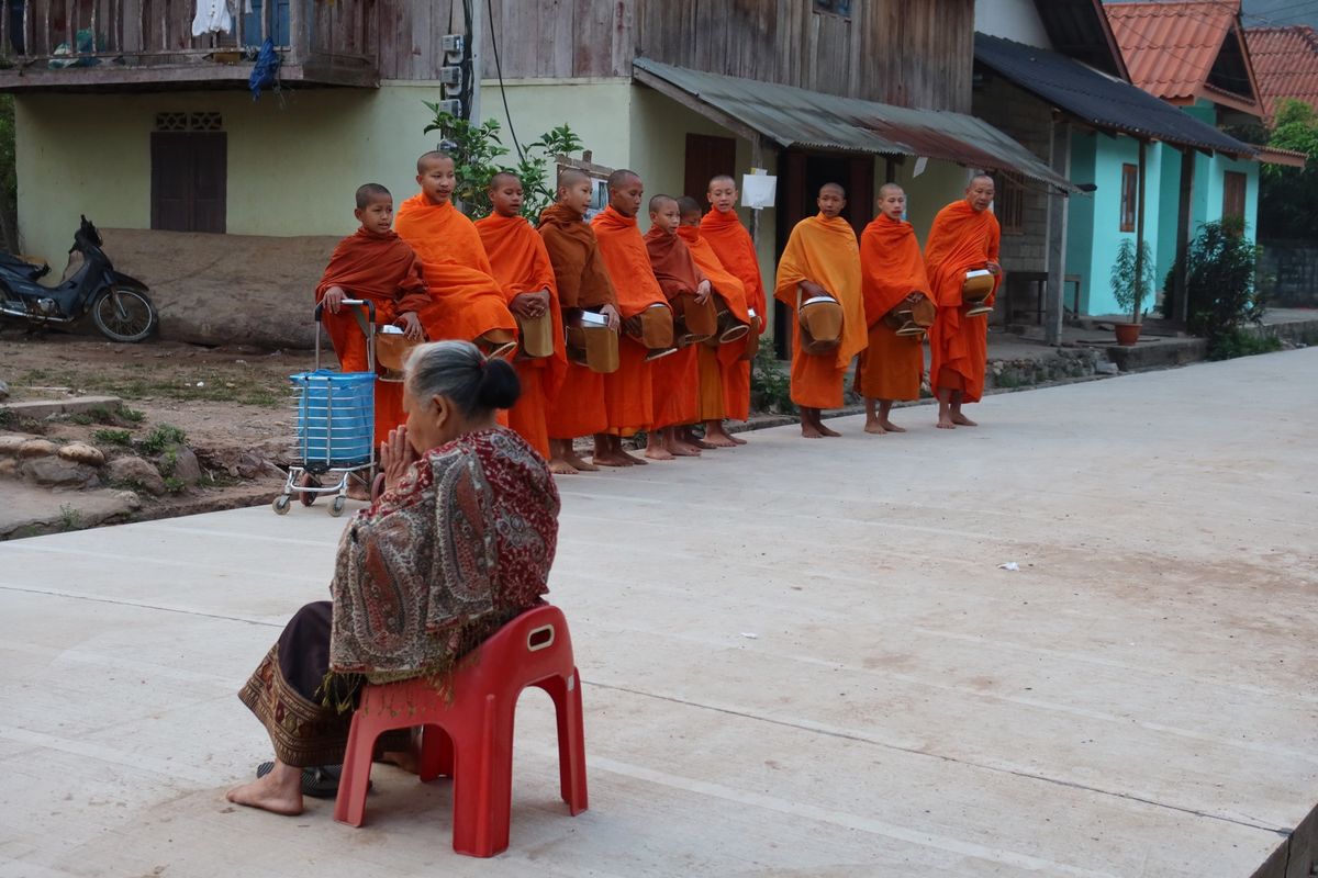 ムアンゴイの朝。
ルアンパバーンとは違う托鉢の風景。