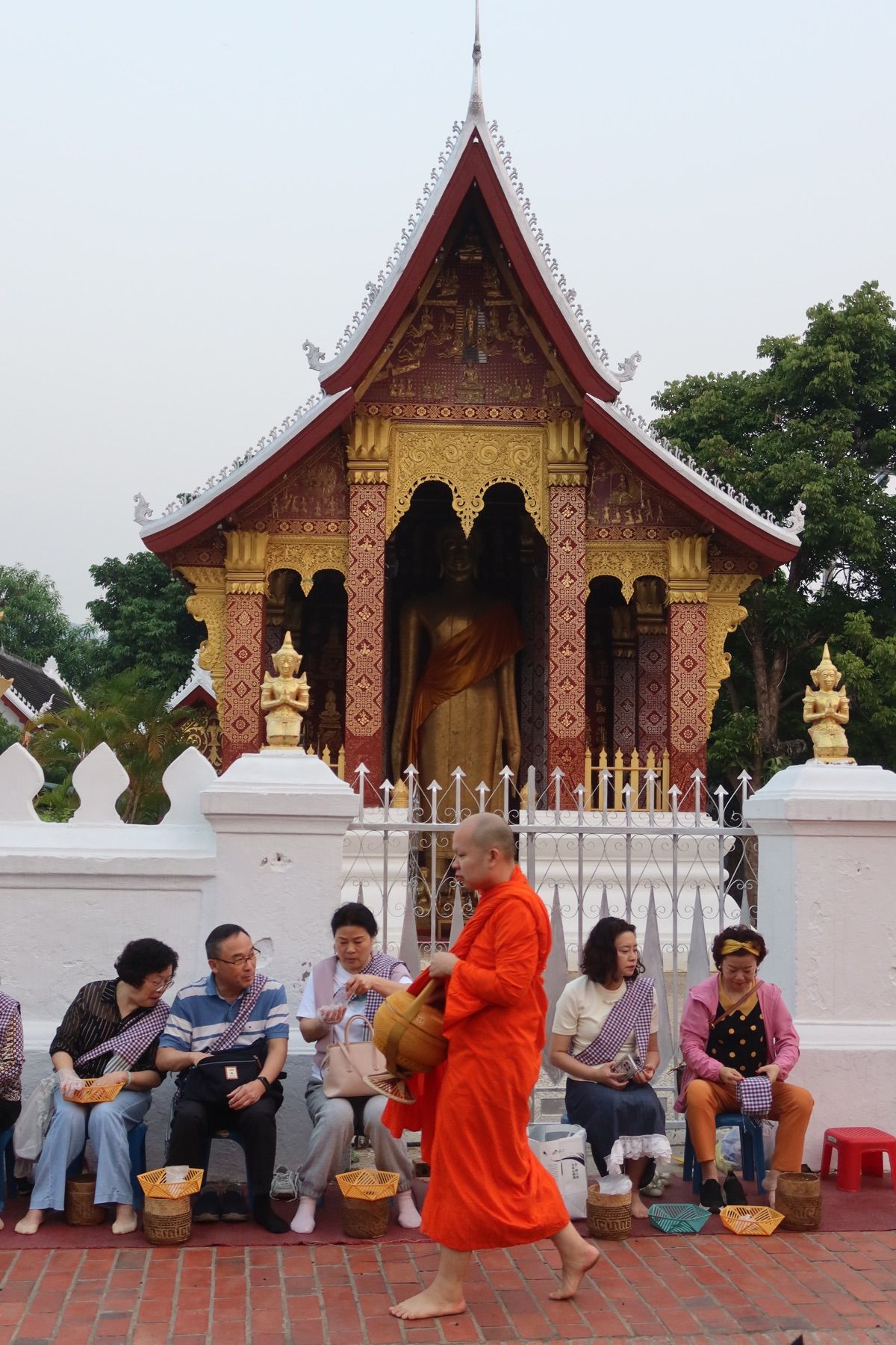 ノーンキャウからまた定員オーバーのバンに乗り、今回は何事もなくルアンパバー...