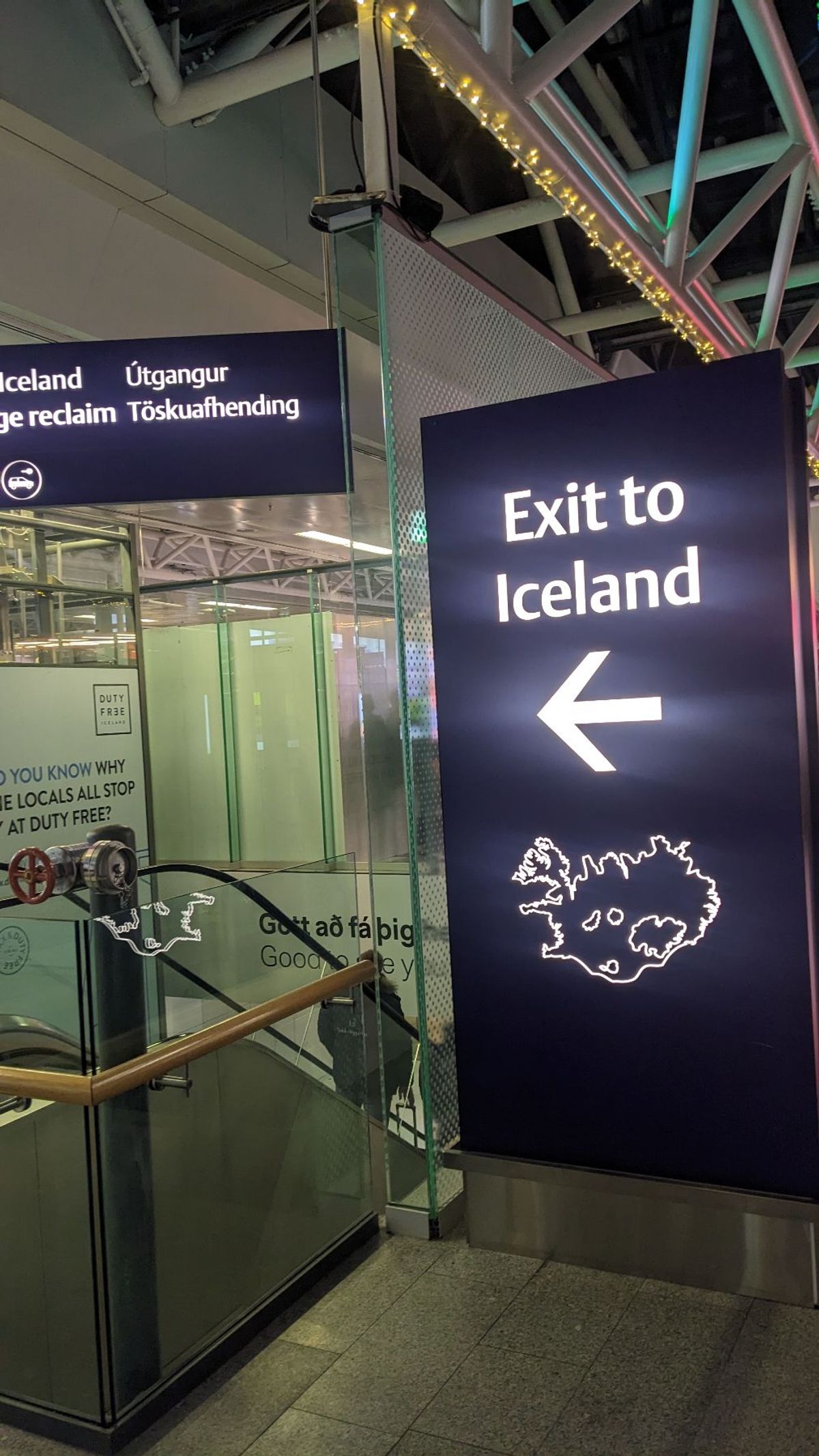 アイスランドに到着！
９時だけどまだ暗い。
11時ごろから明るくなるらしい...