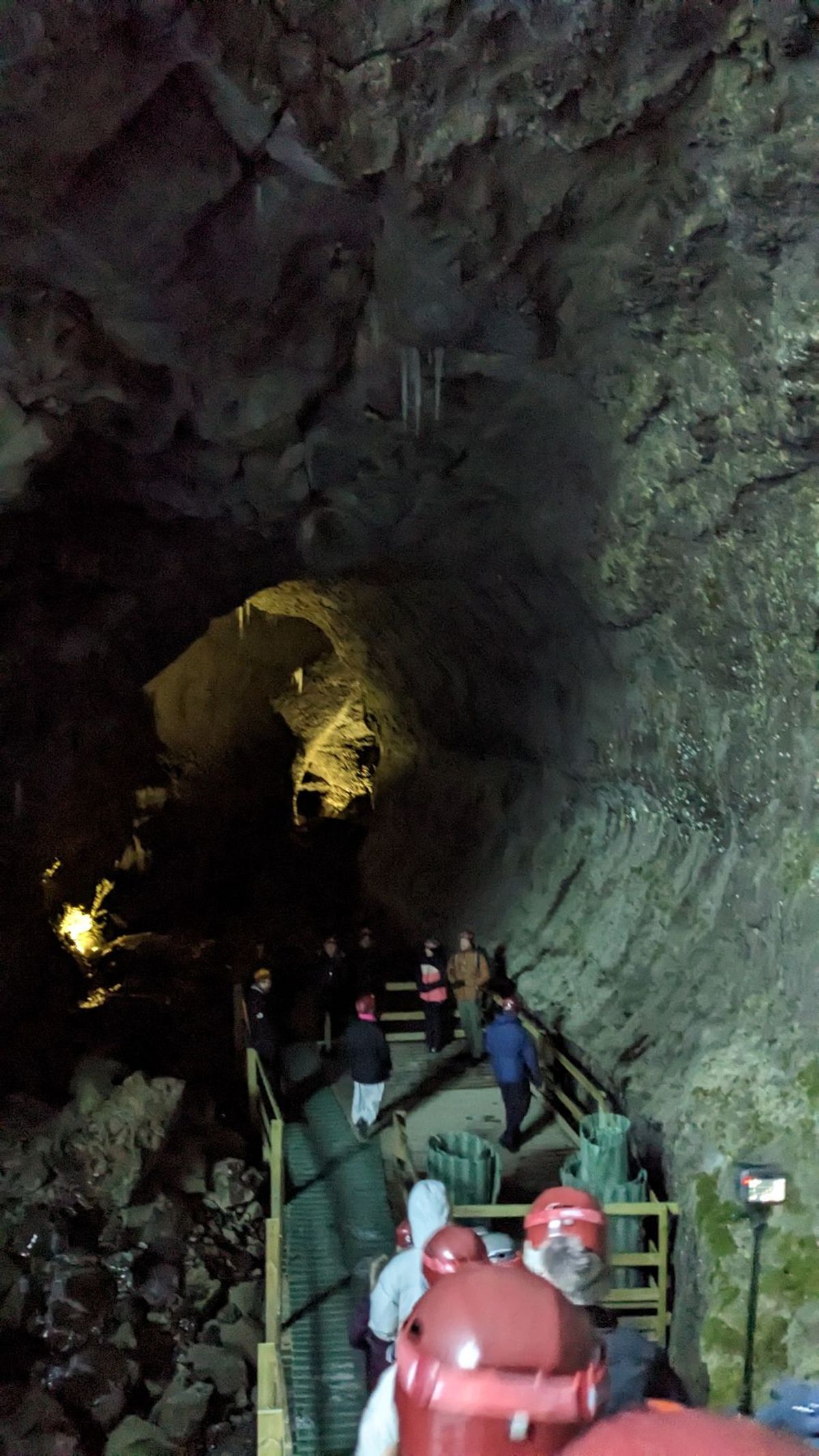 今日は洞窟のThe Cave Vidgelmirへ。
中は外よりも風が無い...