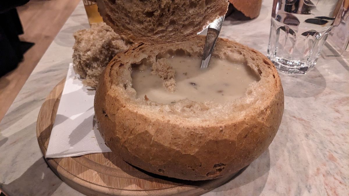 夕食は二種類のスープのみ提供のストロングスタイルのお店、Svarta Ka...