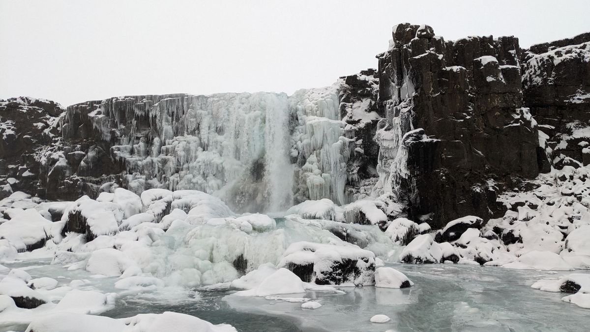 シンクヴェトリル国立公園にある滝。
アイスランドらしい自然だらけの景色にな...
