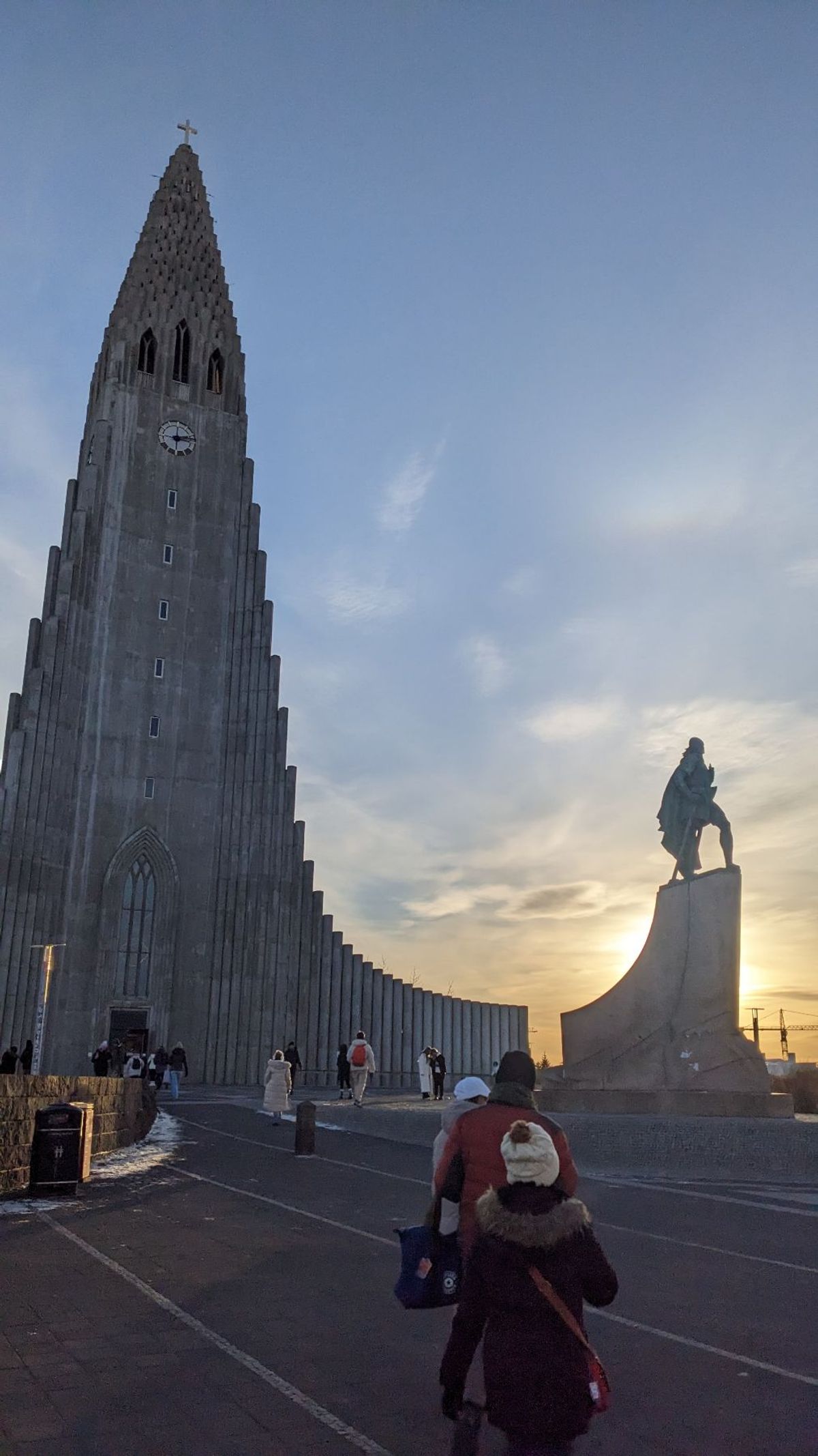 ハットルグリムス教会の上までエレベータで行くとレイキャビク市内を上から観る...