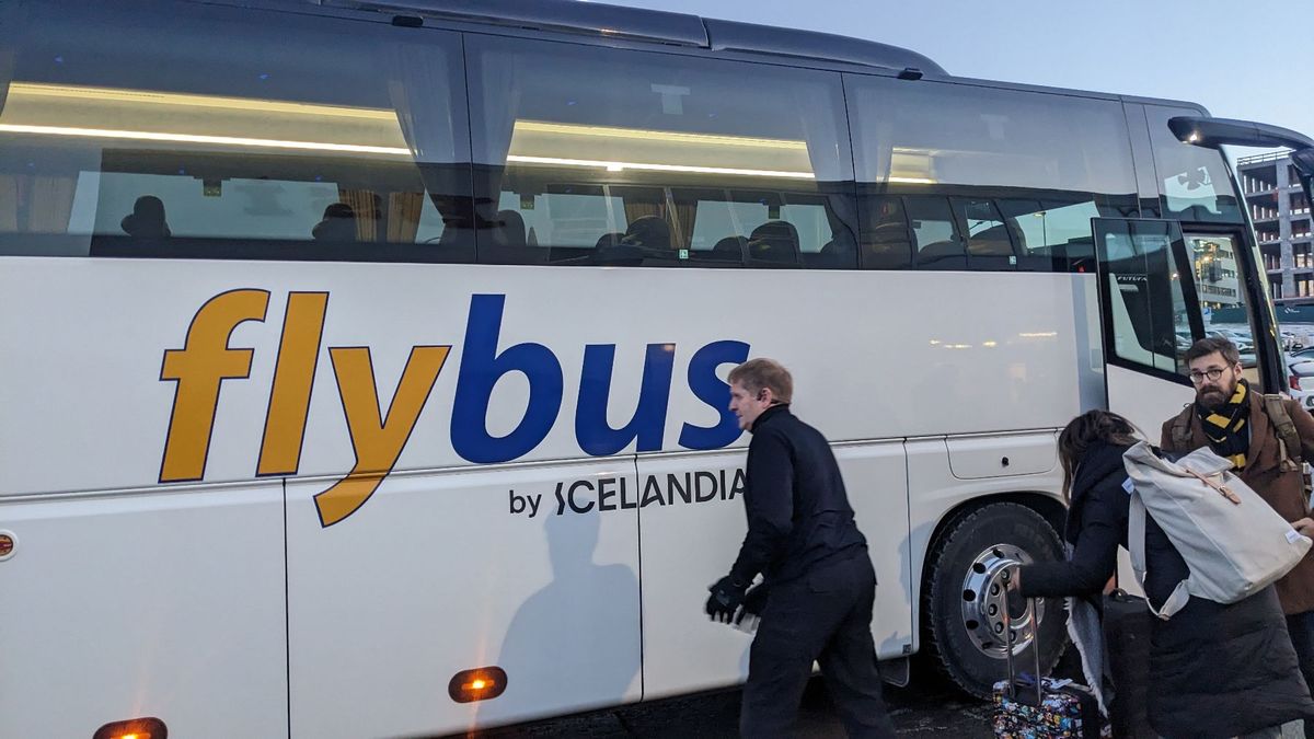 アイスランドに到着！
９時だけどまだ暗い。
11時ごろから明るくなるらしい...