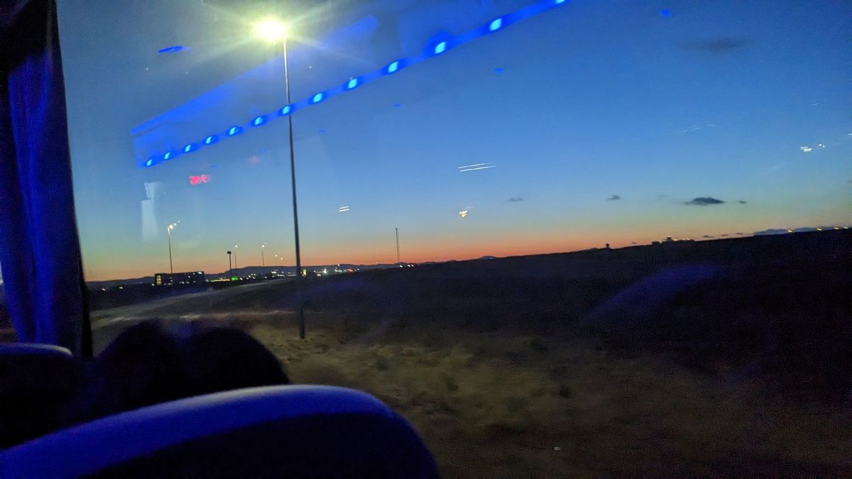 アイスランドに到着！
９時だけどまだ暗い。
11時ごろから明るくなるらしい...