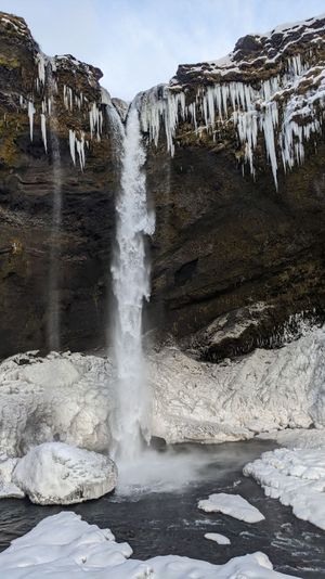 氷河ハイキングは残念ながら悪天候で中止になった。
そこで別プランとして行く...