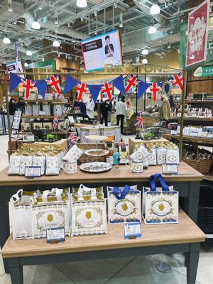 お好み焼きを食べたあとは
大体いつも寄る阪神百貨店のリントンズで
紅茶とビ...