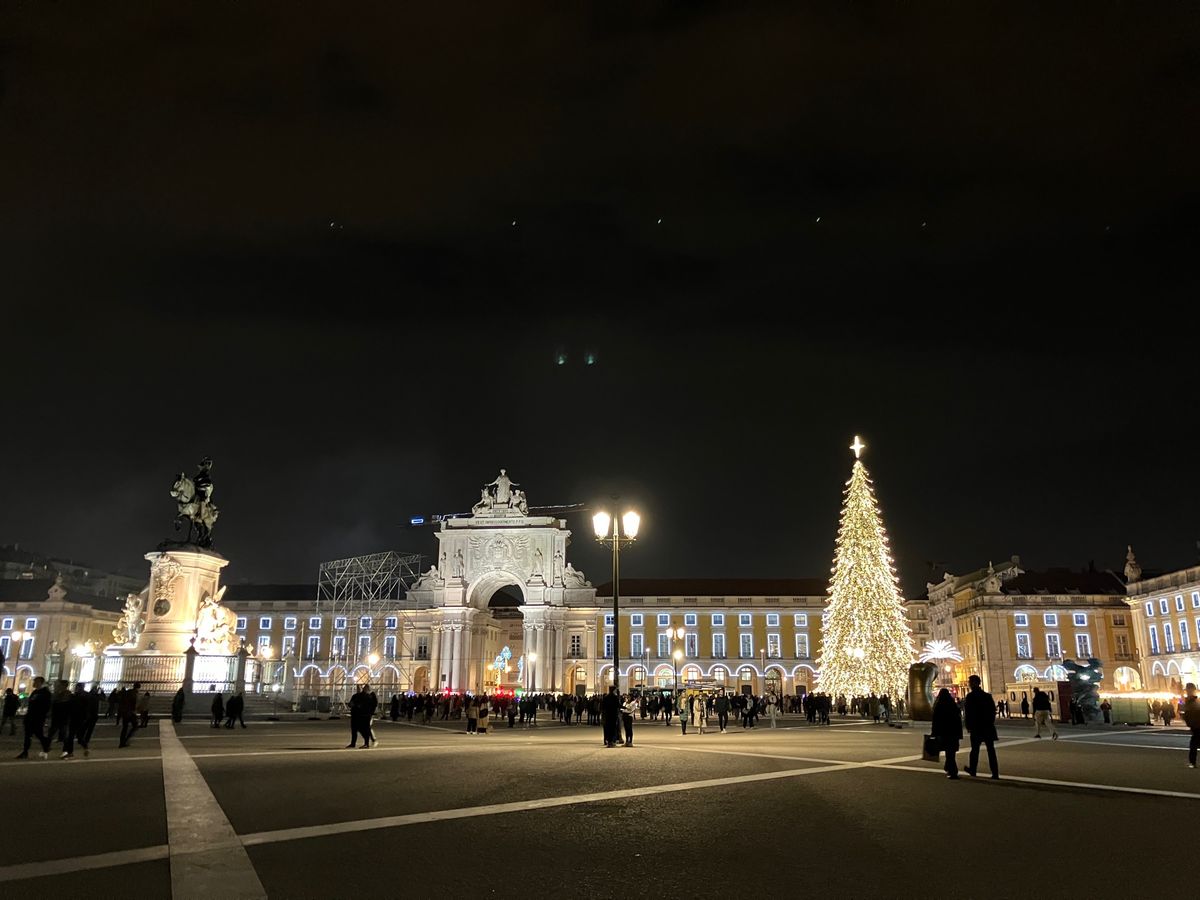 12/28
ホテルにチェックイン後、軽く街歩き。コメルシオ広場のクリスマス...