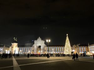 12/28
ホテルにチェックイン後、軽く街歩き。コメルシオ広場のクリスマス...