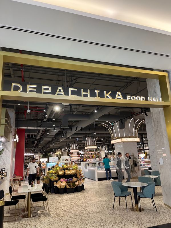 アラブ首長国連邦・ドバイ「ドバイ2023」の写真：ショッピングモール
デパ地下と人工スキー場